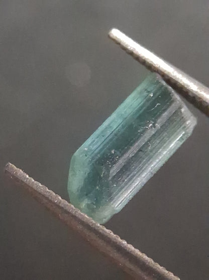 Rough tourmaline - for faceting or rough gemstone jewelry - 1.004 ct - bright bluish green - Natural Gems Belgium