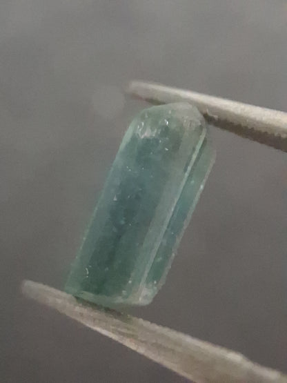 Rough tourmaline - for faceting or rough gemstone jewelry - 1.004 ct - bright bluish green - Natural Gems Belgium
