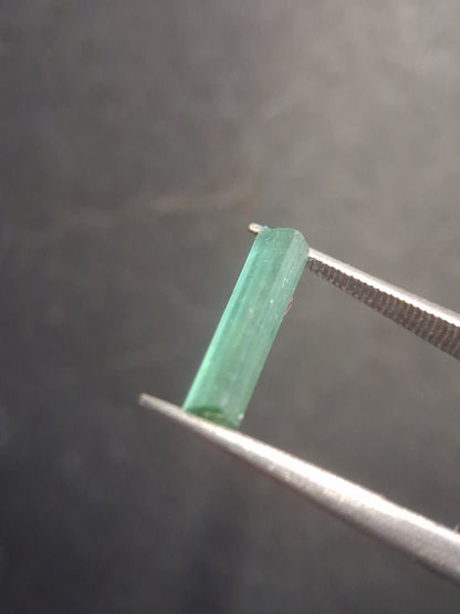 Rough tourmaline - for faceting or rough gemstone jewelry - 1.153 ct - neon bluish green - Natural Gems Belgium