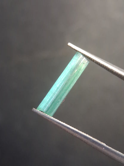 Rough tourmaline - for faceting or rough gemstone jewelry - 1.153 ct - neon bluish green - Natural Gems Belgium