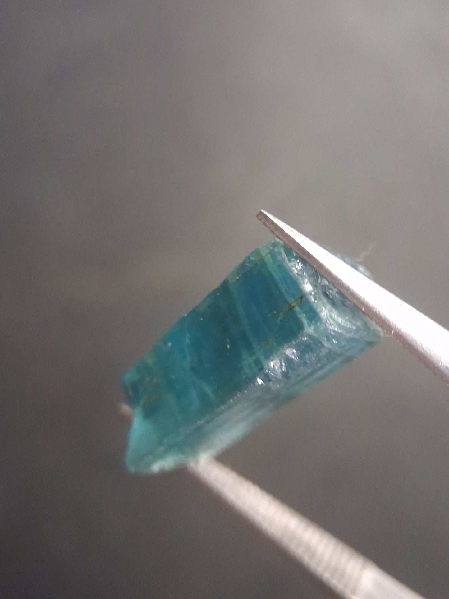 Rough tourmaline - for faceting or rough gemstone jewelry - 3.927 ct - greenish blue - Natural Gems Belgium