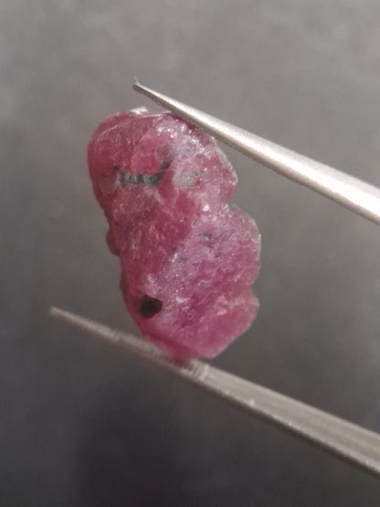 Natural Red Ruby - 18.987 ct - rough ruby - untreated - Africa - Natural Gems Belgium