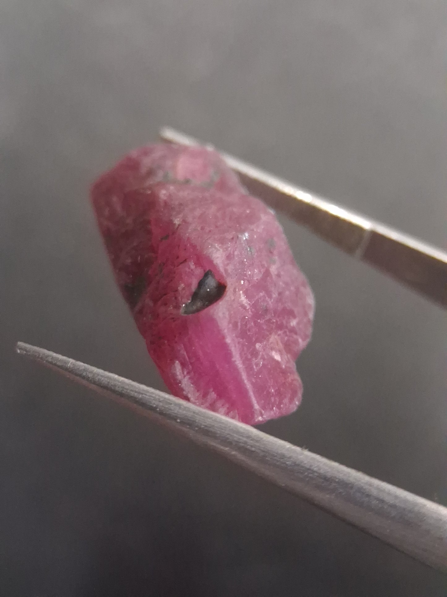 Natural Red Ruby - 18.987 ct - rough ruby - untreated - Africa - Natural Gems Belgium