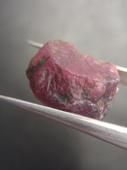 Natural Red Ruby - 23.603 ct - rough ruby - untreated - Africa - Natural Gems Belgium