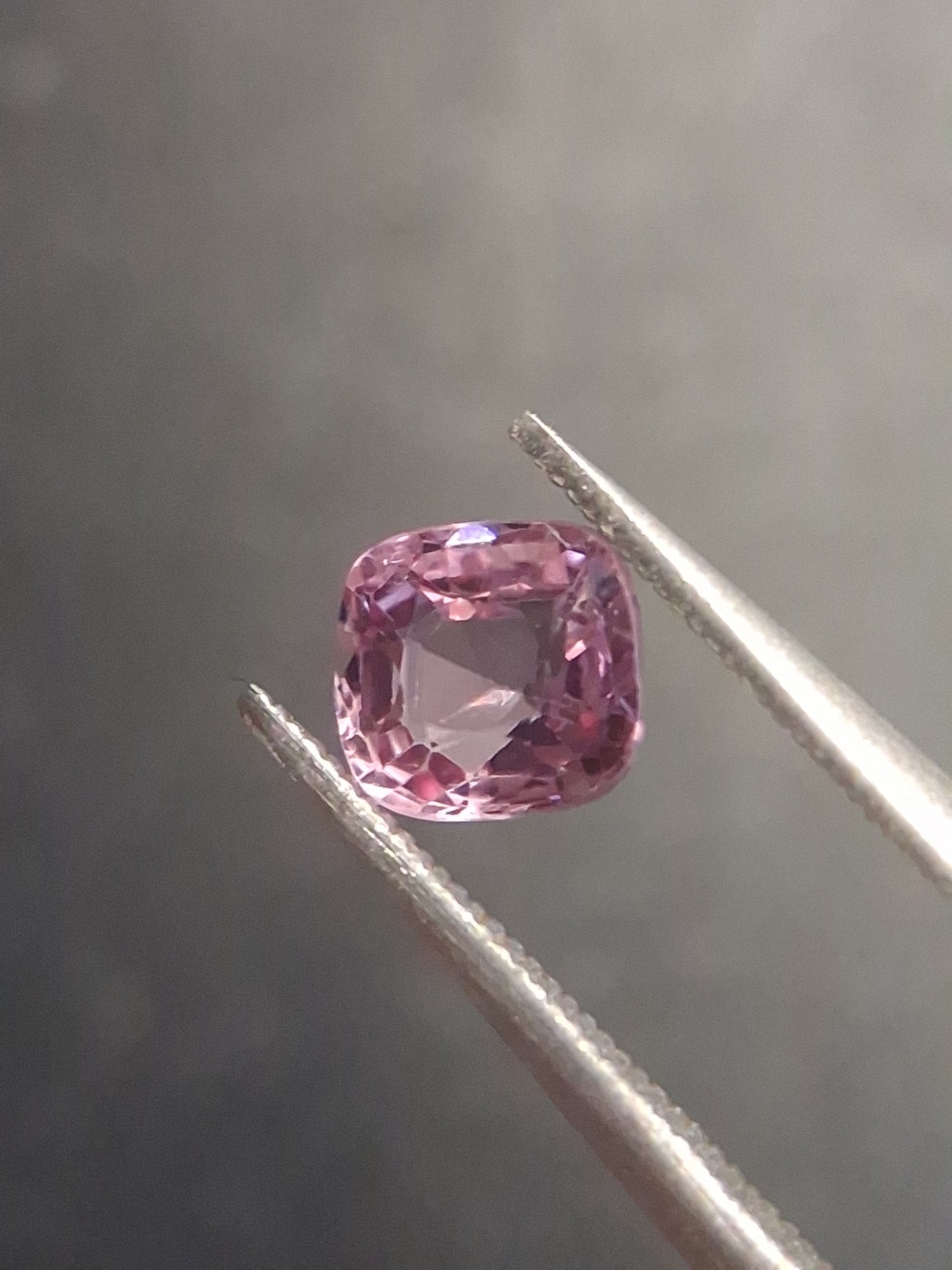 Natural purplish pink spinel - 0.56 ct - cushion - unheated - myanmar - Natural Gems Belgium