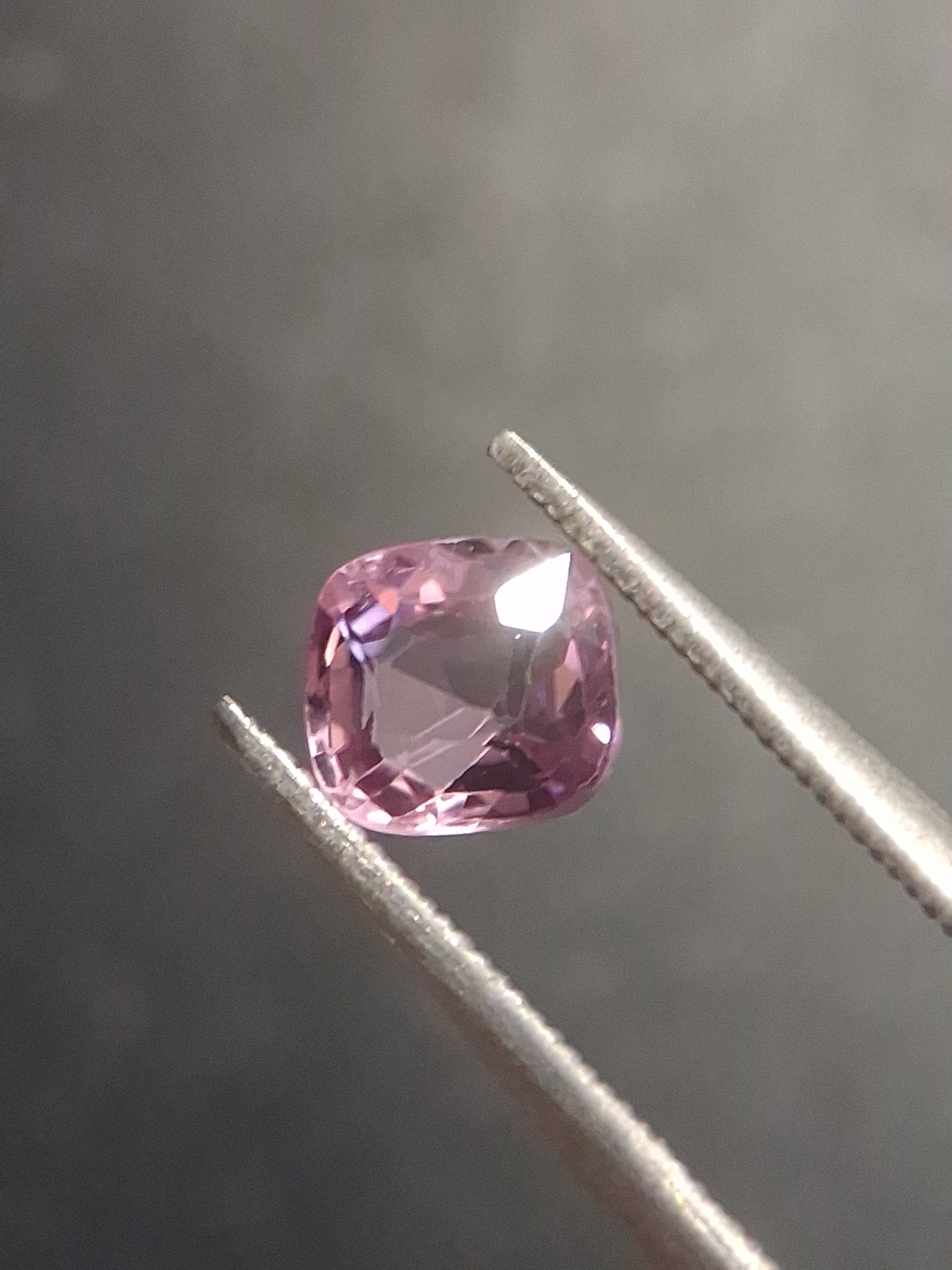 Natural purplish pink spinel - 0.56 ct - cushion - unheated - myanmar - Natural Gems Belgium