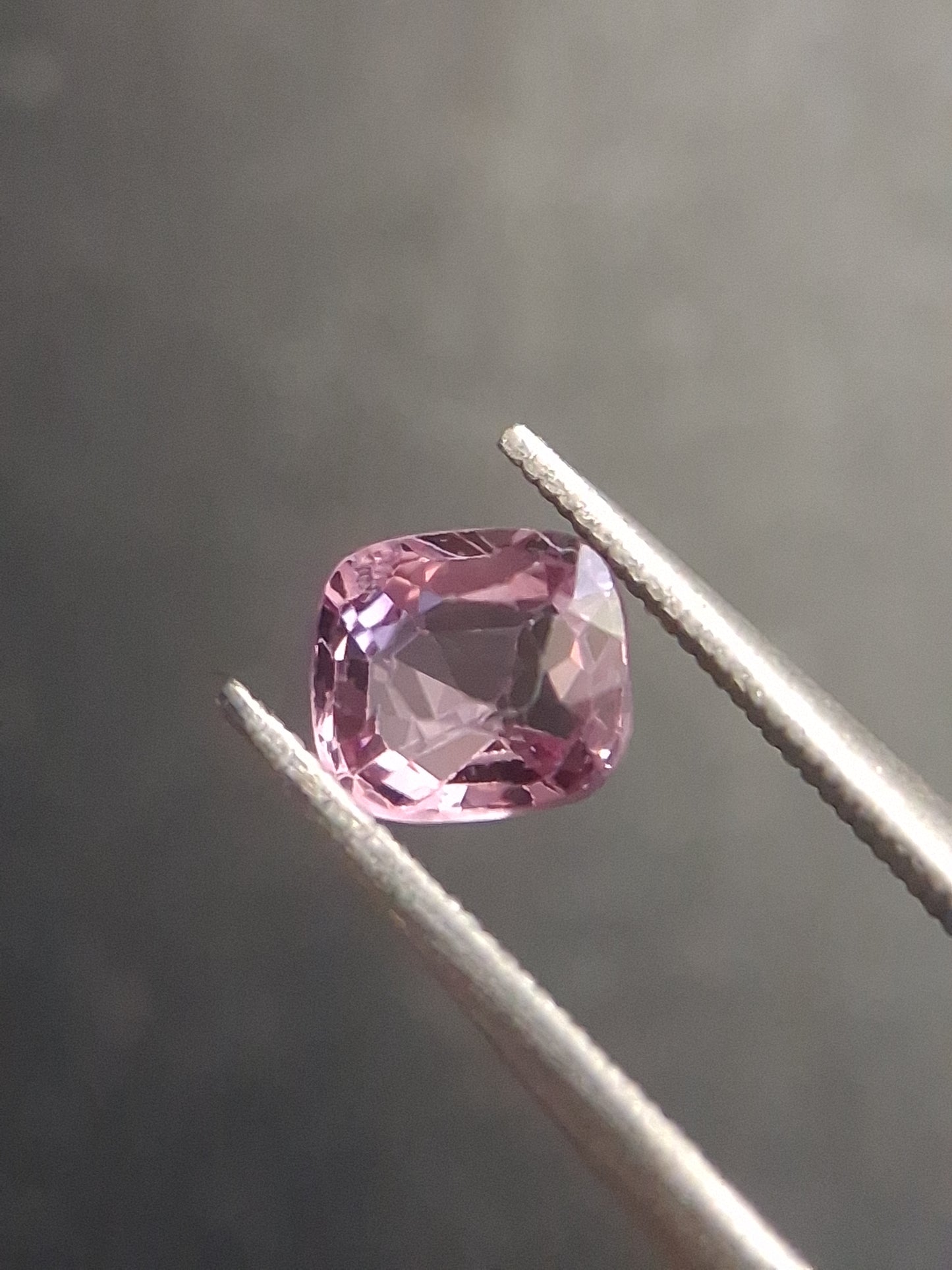 Natural purplish pink spinel - 0.56 ct - cushion - unheated - myanmar - Natural Gems Belgium