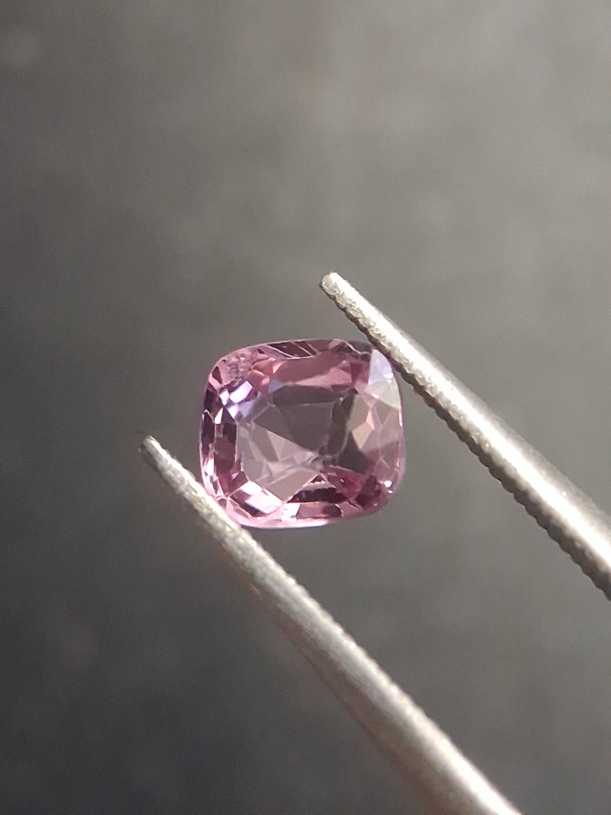 Natural purplish pink spinel - 0.56 ct - cushion - unheated - myanmar - Natural Gems Belgium