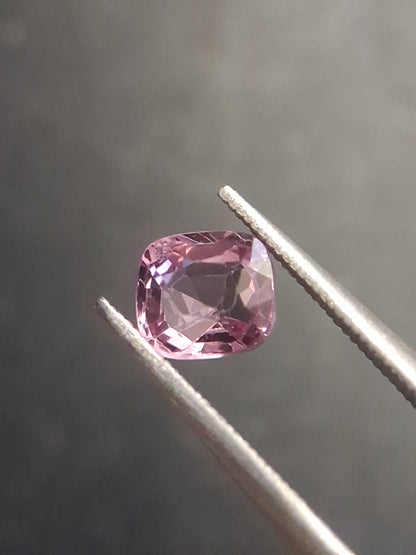 Natural purplish pink spinel - 0.56 ct - cushion - unheated - myanmar - Natural Gems Belgium