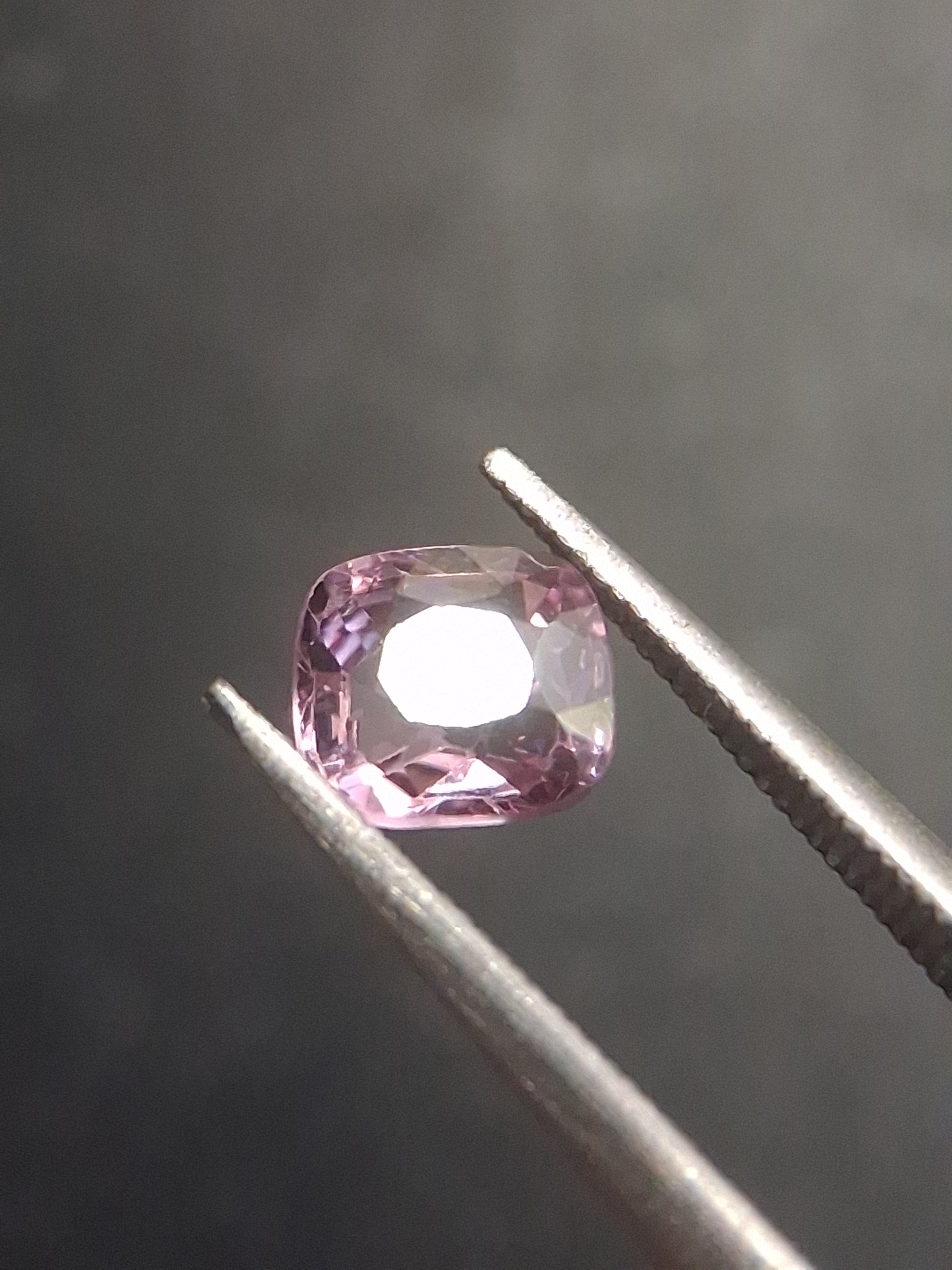 Natural purplish pink spinel - 0.56 ct - cushion - unheated - myanmar - Natural Gems Belgium