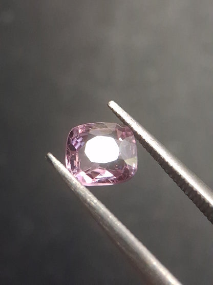 Natural purplish pink spinel - 0.56 ct - cushion - unheated - myanmar - Natural Gems Belgium