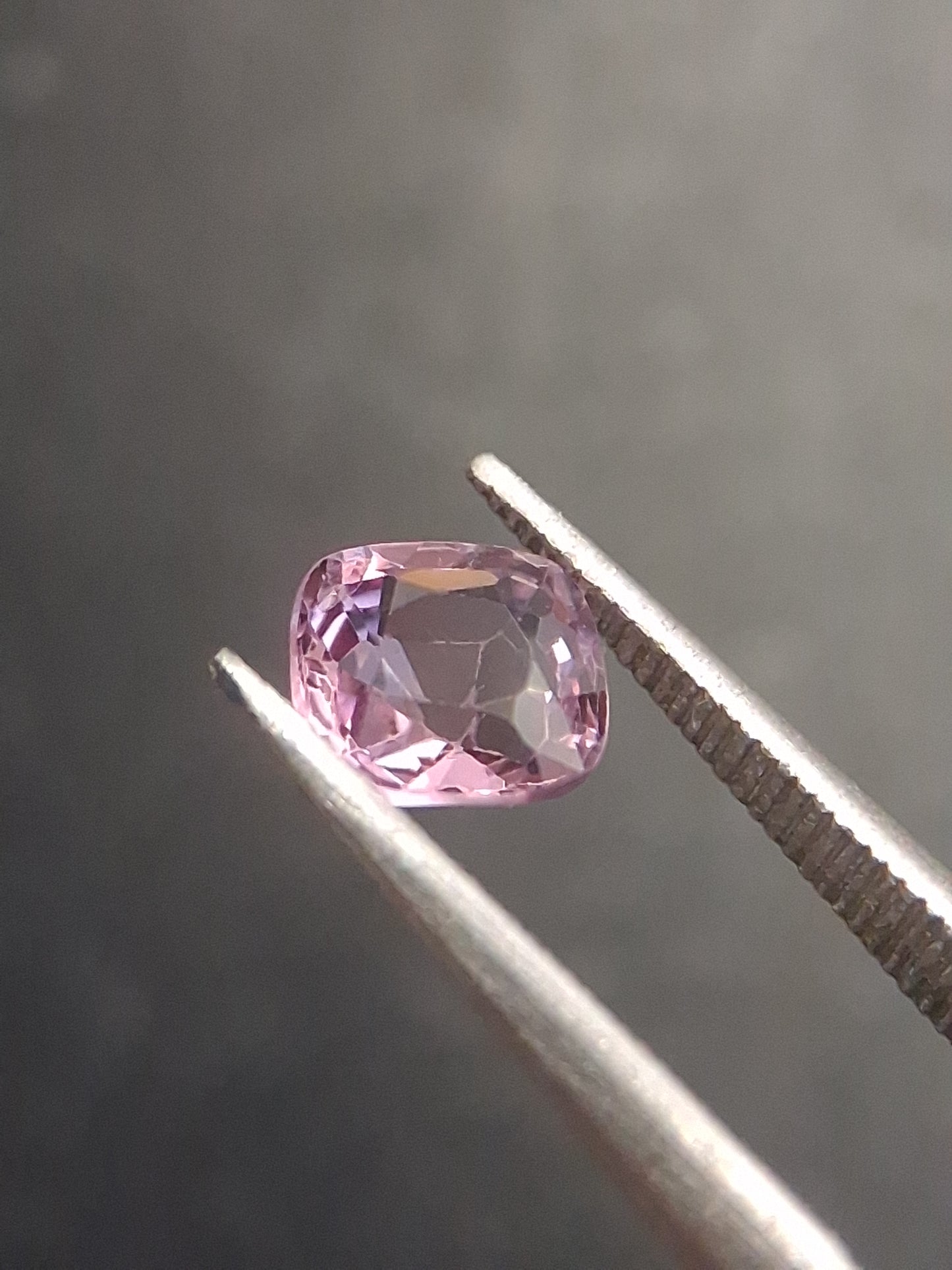 Natural purplish pink spinel - 0.56 ct - cushion - unheated - myanmar - Natural Gems Belgium
