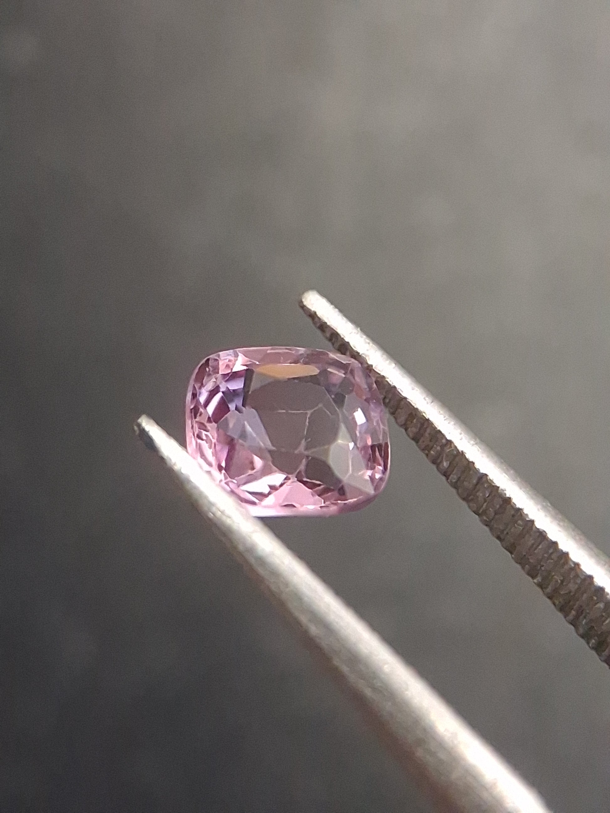 Natural purplish pink spinel - 0.56 ct - cushion - unheated - myanmar - Natural Gems Belgium