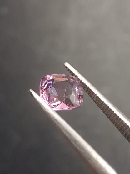 Natural purplish pink spinel - 0.56 ct - cushion - unheated - myanmar - Natural Gems Belgium