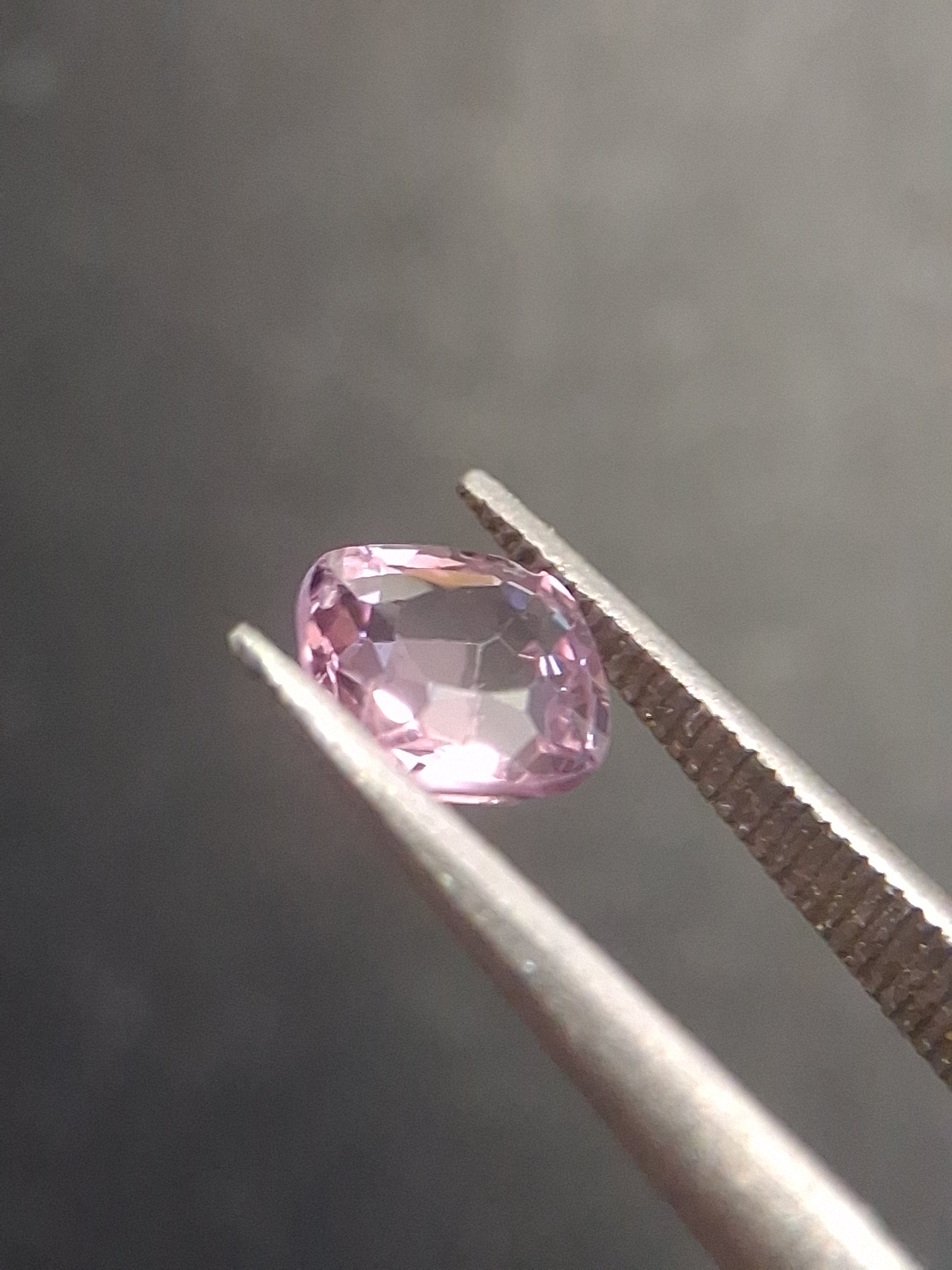 Natural purplish pink spinel - 0.56 ct - cushion - unheated - myanmar - Natural Gems Belgium