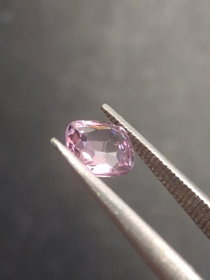 Natural purplish pink spinel - 0.56 ct - cushion - unheated - myanmar - Natural Gems Belgium