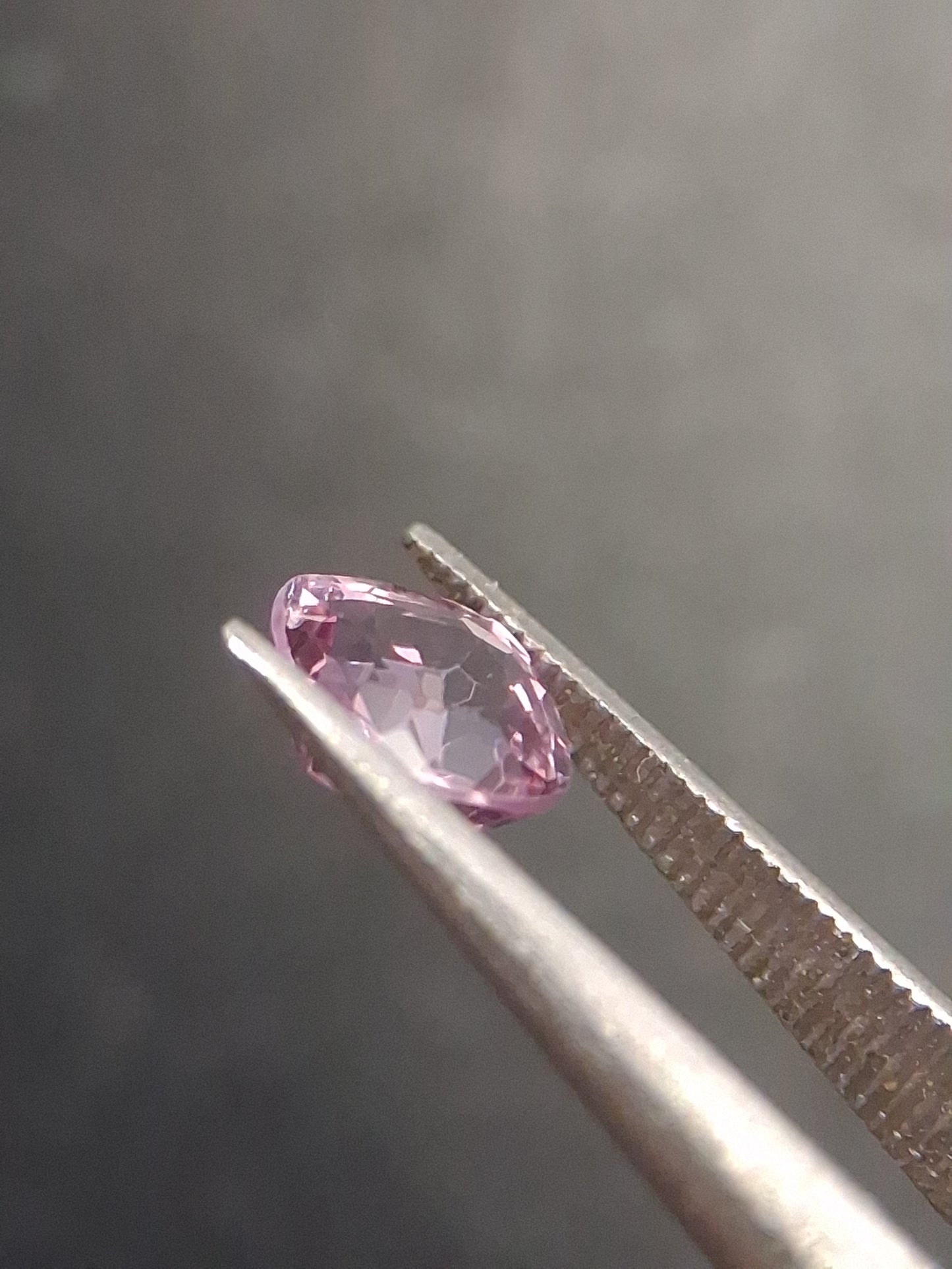 Natural purplish pink spinel - 0.56 ct - cushion - unheated - myanmar - Natural Gems Belgium