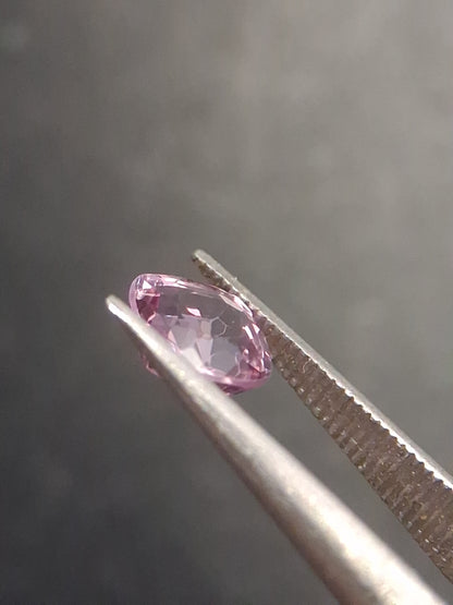 Natural purplish pink spinel - 0.56 ct - cushion - unheated - myanmar - Natural Gems Belgium