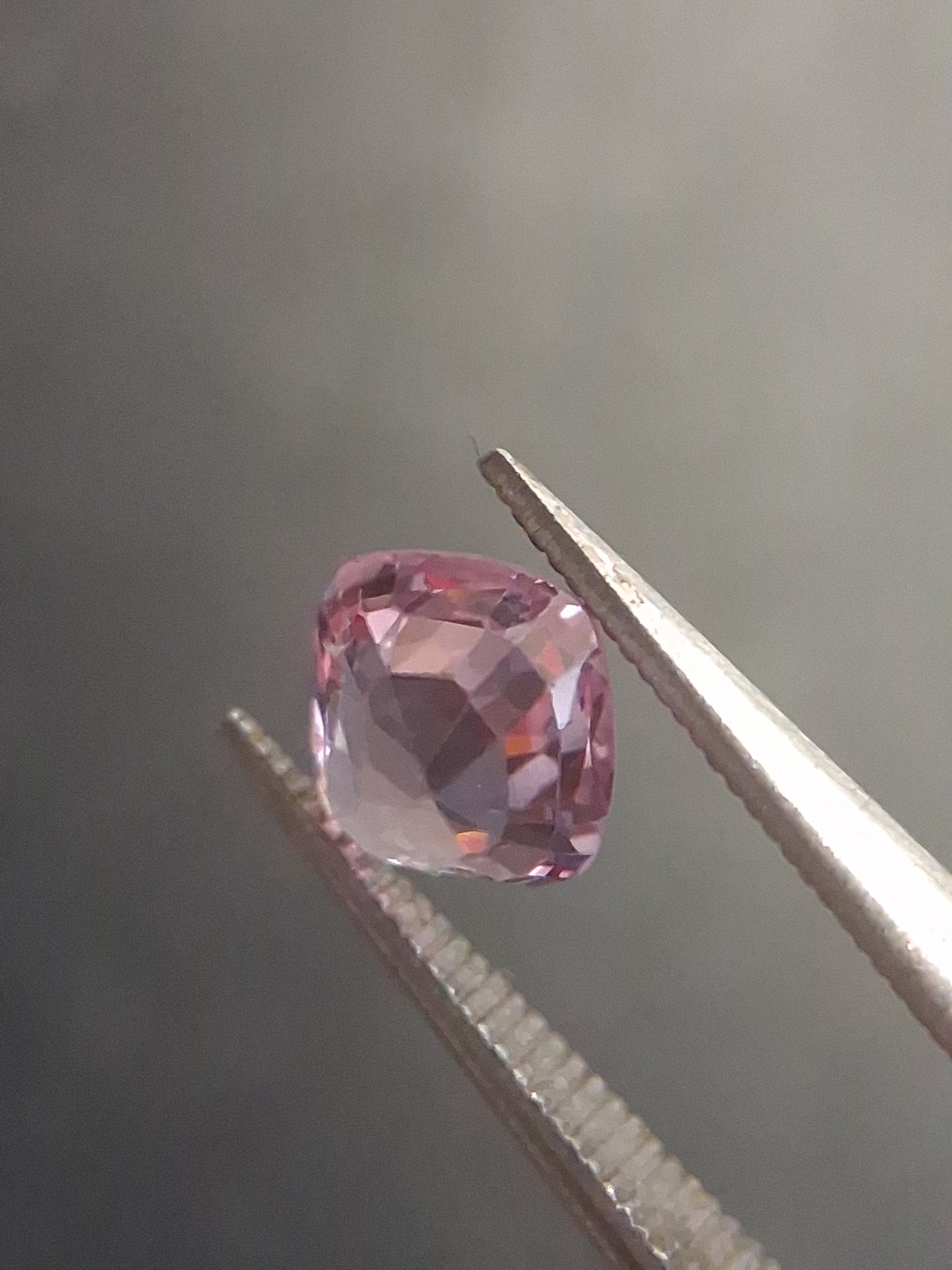 Natural purplish pink spinel - 0.56 ct - cushion - unheated - myanmar - Natural Gems Belgium