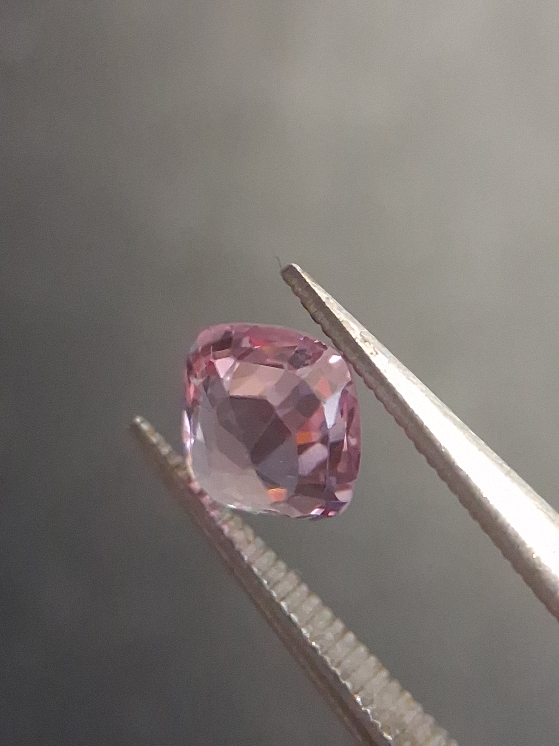 Natural purplish pink spinel - 0.56 ct - cushion - unheated - myanmar - Natural Gems Belgium