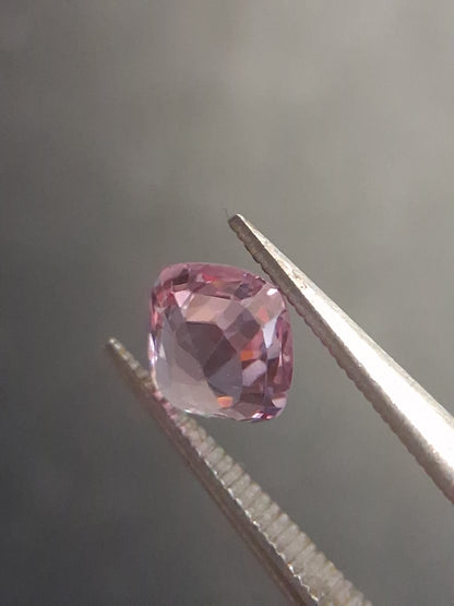 Natural purplish pink spinel - 0.56 ct - cushion - unheated - myanmar - Natural Gems Belgium