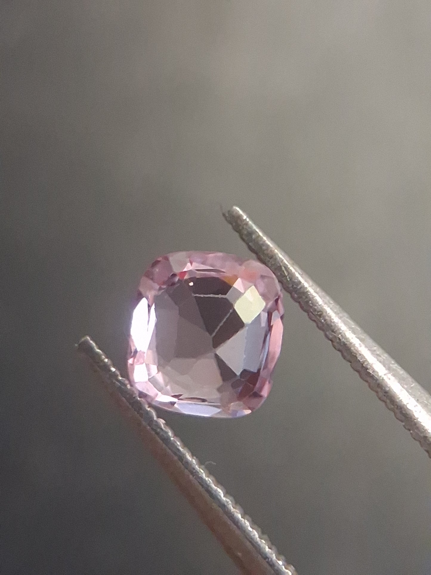 Natural purplish pink spinel - 0.56 ct - cushion - unheated - myanmar - Natural Gems Belgium