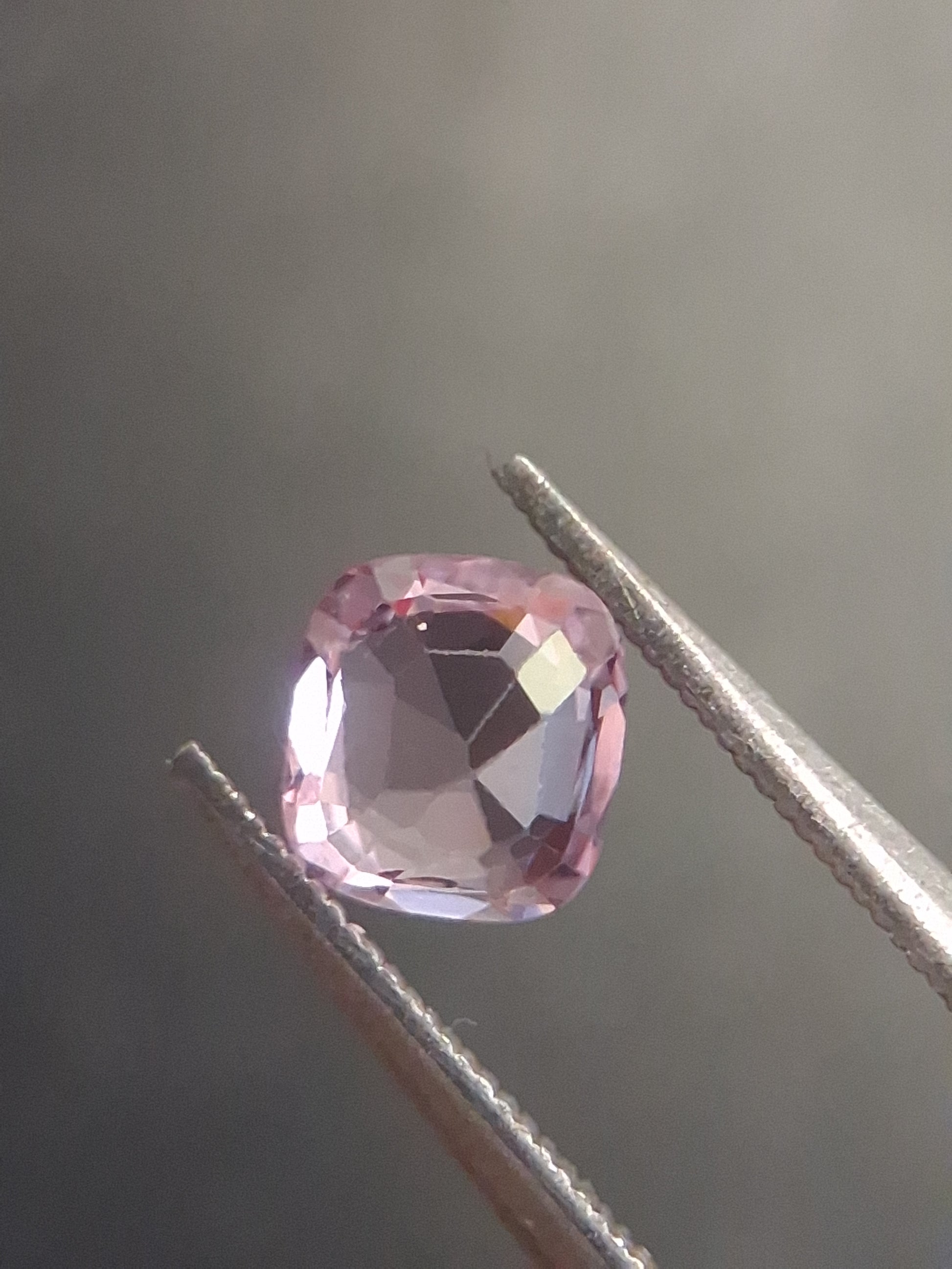 Natural purplish pink spinel - 0.56 ct - cushion - unheated - myanmar - Natural Gems Belgium
