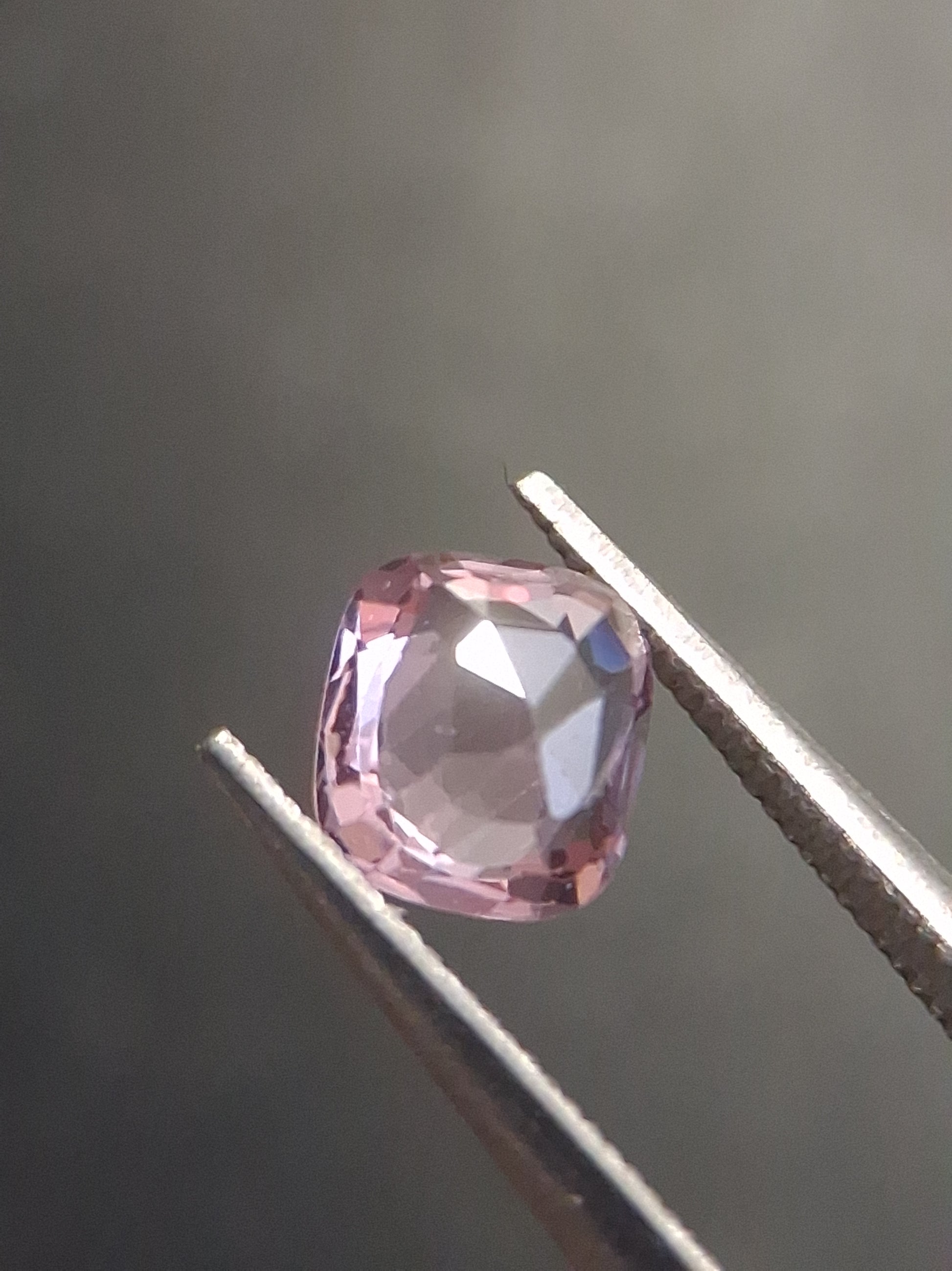 Natural purplish pink spinel - 0.56 ct - cushion - unheated - myanmar - Natural Gems Belgium