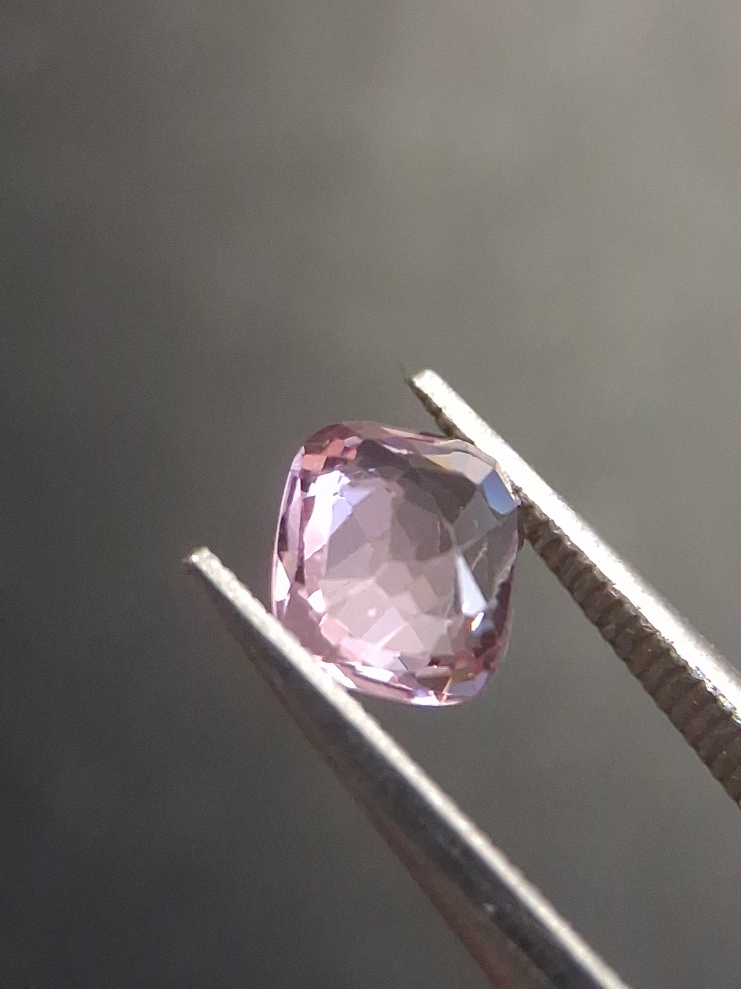 Natural purplish pink spinel - 0.56 ct - cushion - unheated - myanmar - Natural Gems Belgium