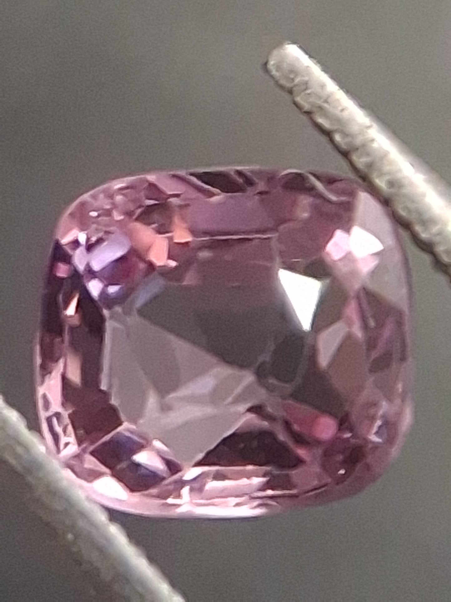 Natural purplish pink spinel - 0.56 ct - cushion - unheated - myanmar - Natural Gems Belgium
