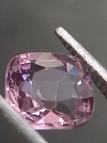 Natural purplish pink spinel - 0.56 ct - cushion - unheated - myanmar - Natural Gems Belgium