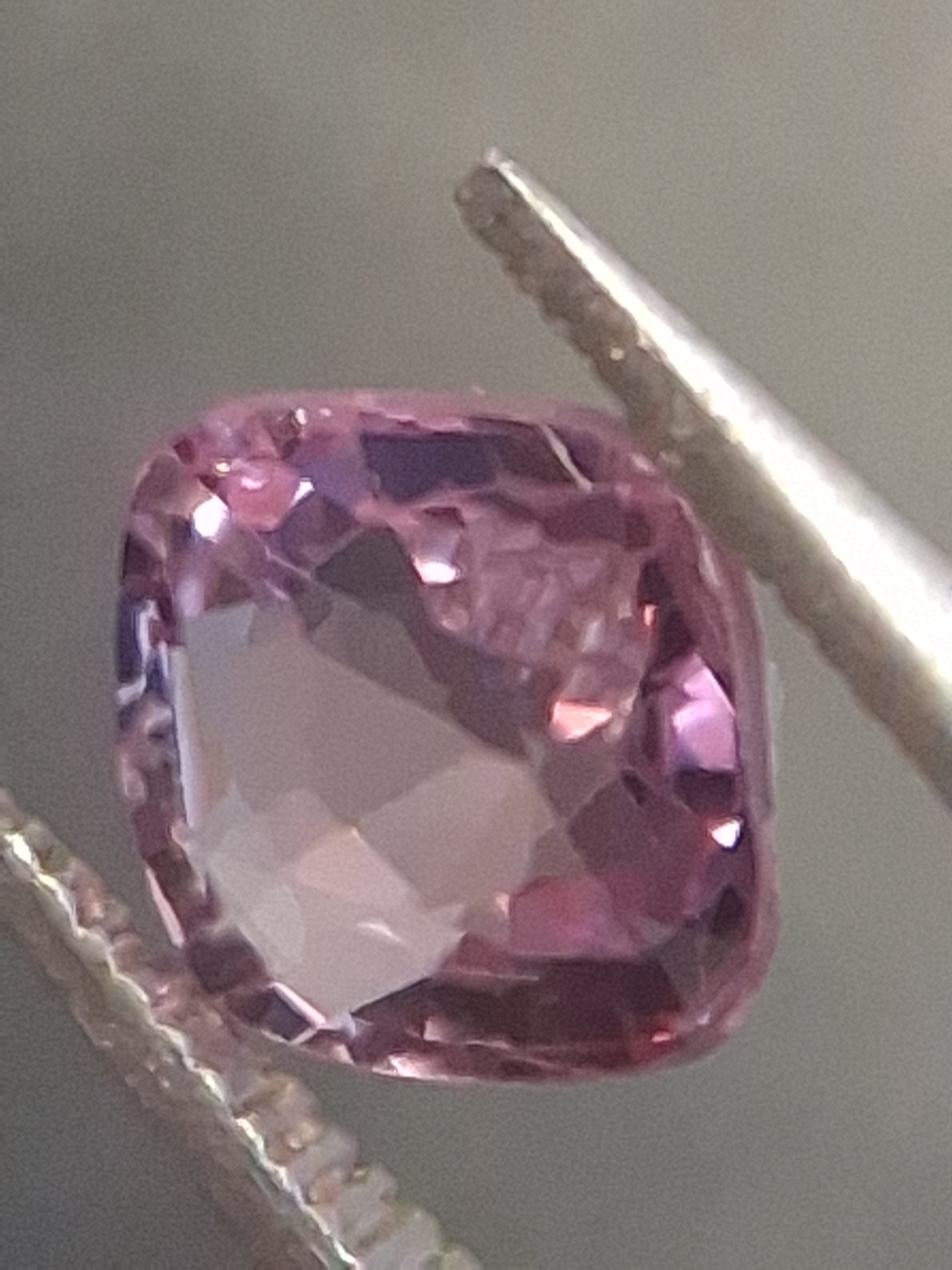 Natural purplish pink spinel - 0.56 ct - cushion - unheated - myanmar - Natural Gems Belgium