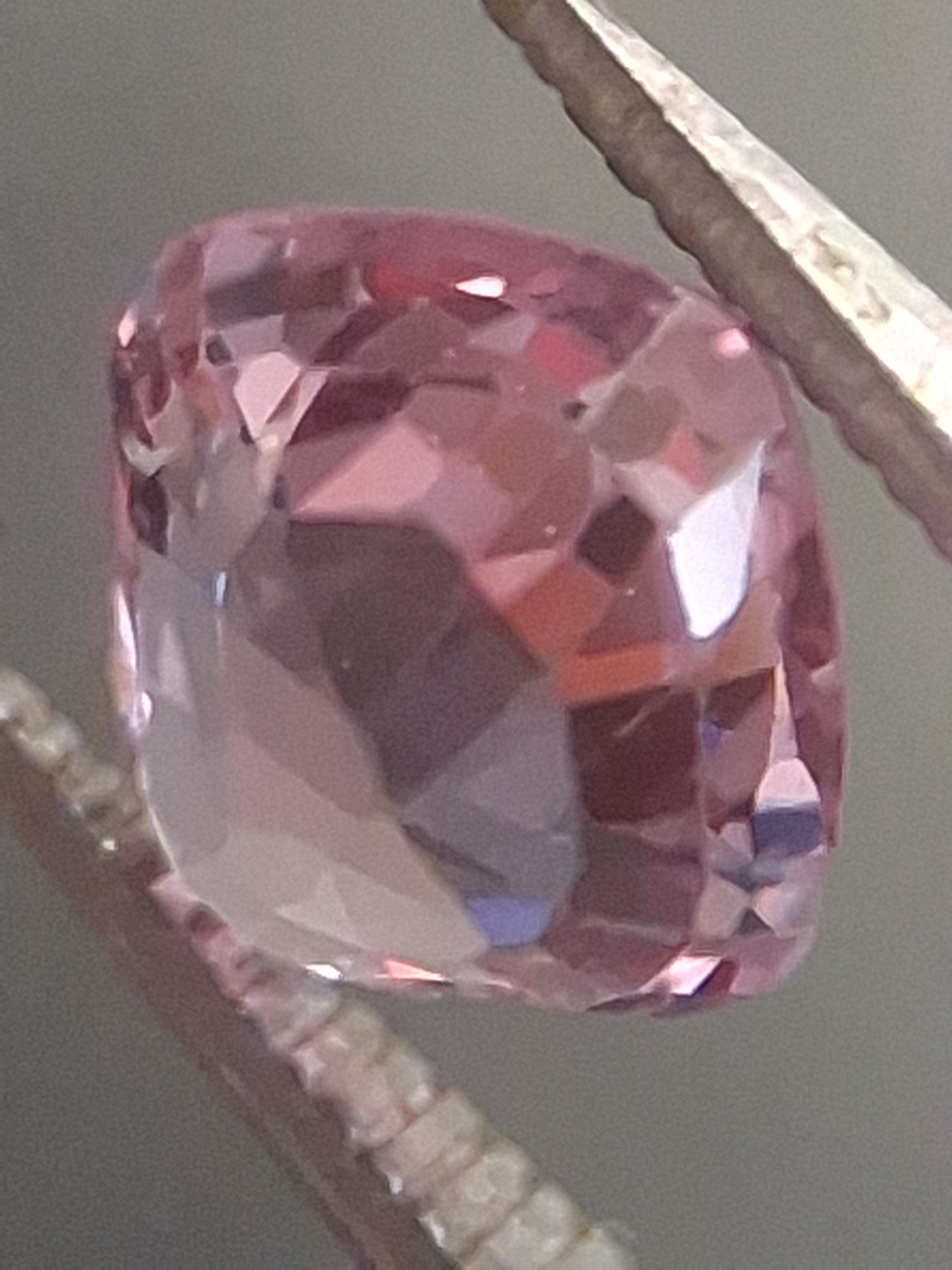 Natural purplish pink spinel - 0.56 ct - cushion - unheated - myanmar - Natural Gems Belgium