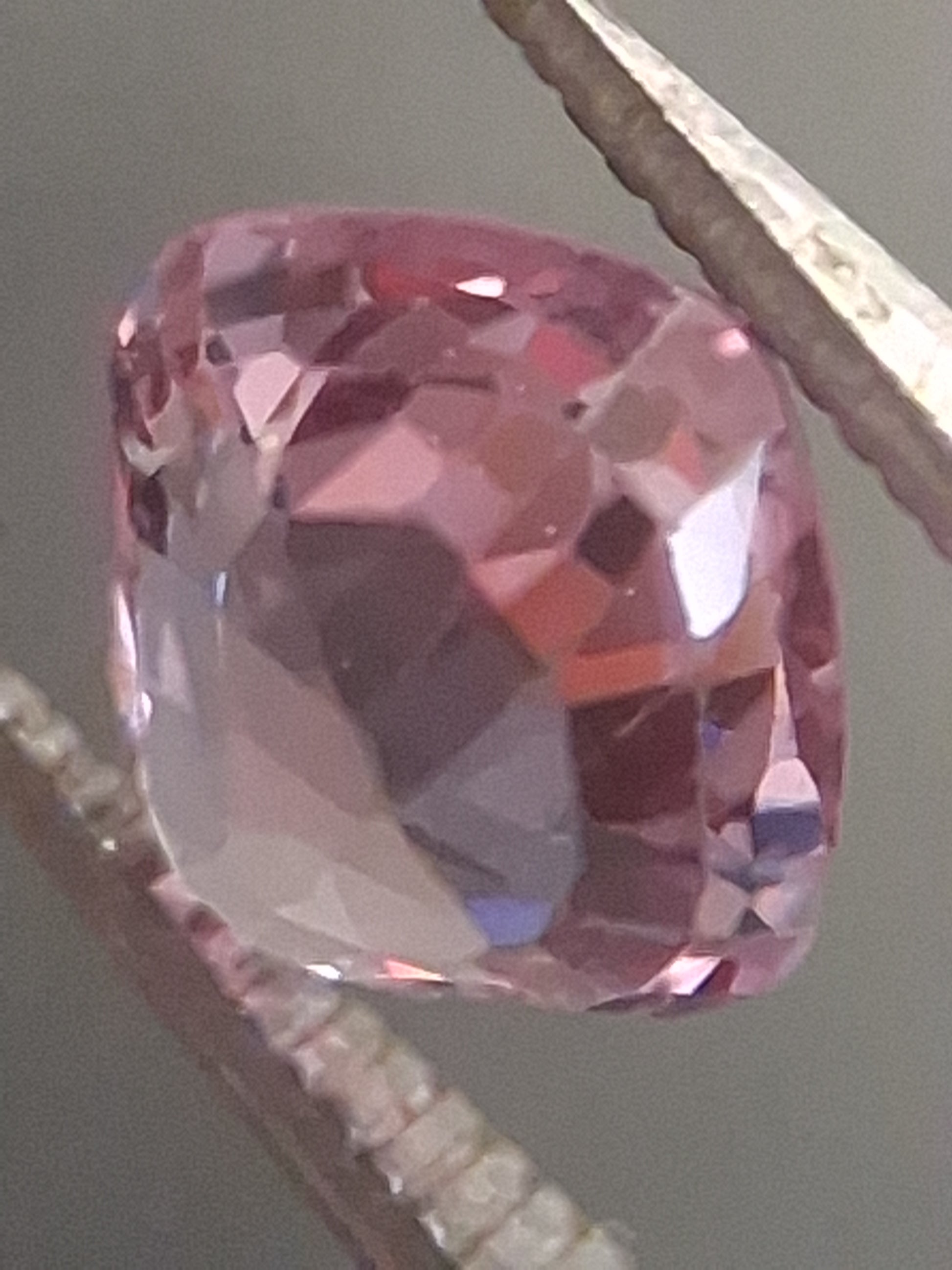 Natural purplish pink spinel - 0.56 ct - cushion - unheated - myanmar - Natural Gems Belgium