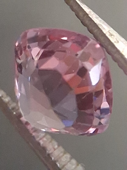 Natural purplish pink spinel - 0.56 ct - cushion - unheated - myanmar - Natural Gems Belgium