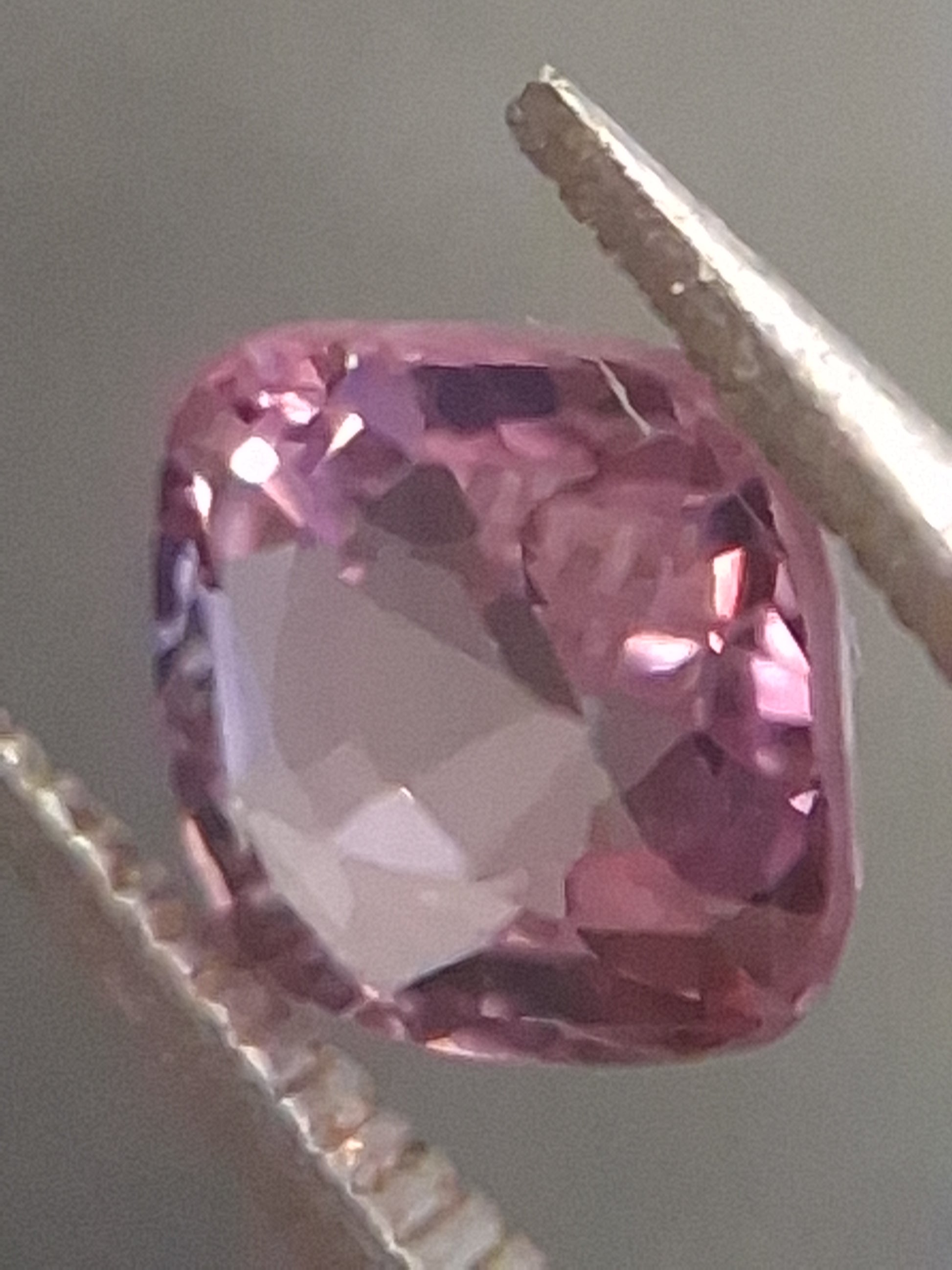 Natural purplish pink spinel - 0.56 ct - cushion - unheated - myanmar - Natural Gems Belgium