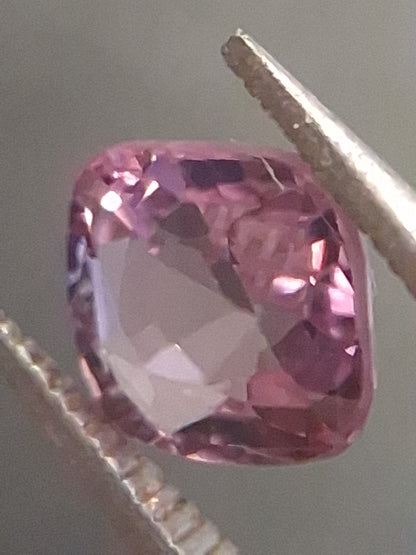 Natural purplish pink spinel - 0.56 ct - cushion - unheated - myanmar - Natural Gems Belgium