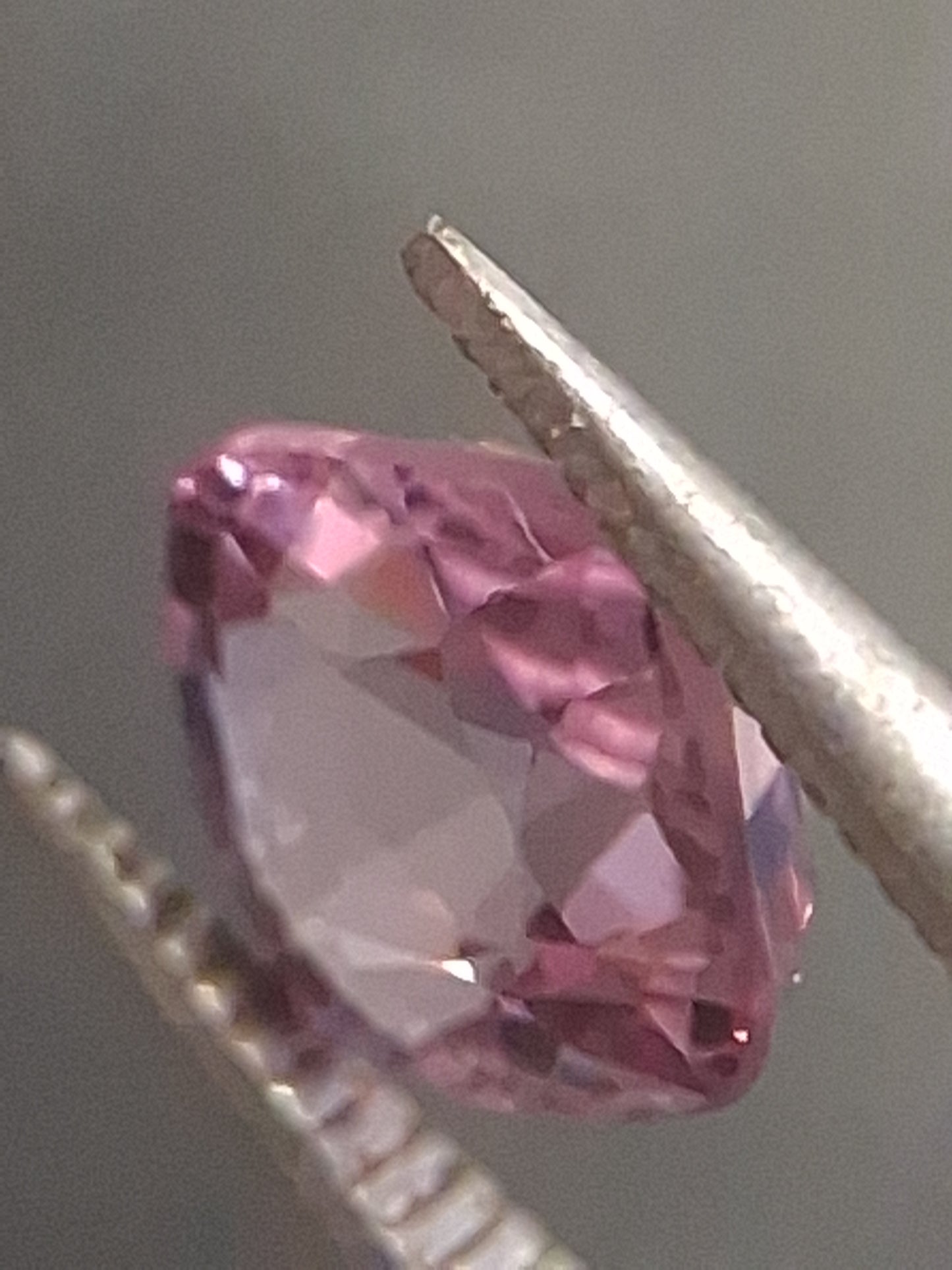 Natural purplish pink spinel - 0.56 ct - cushion - unheated - myanmar - Natural Gems Belgium