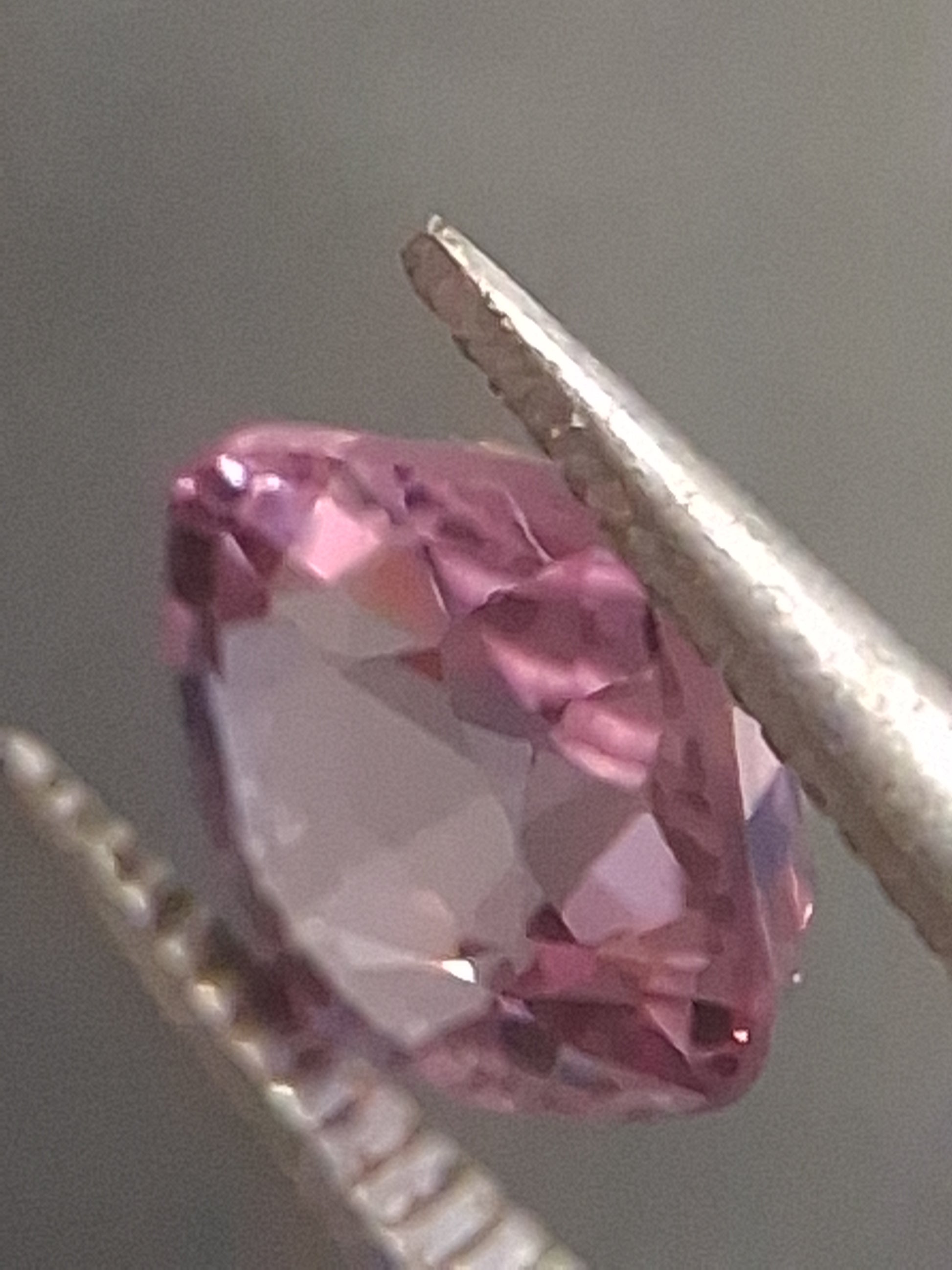 Natural purplish pink spinel - 0.56 ct - cushion - unheated - myanmar - Natural Gems Belgium