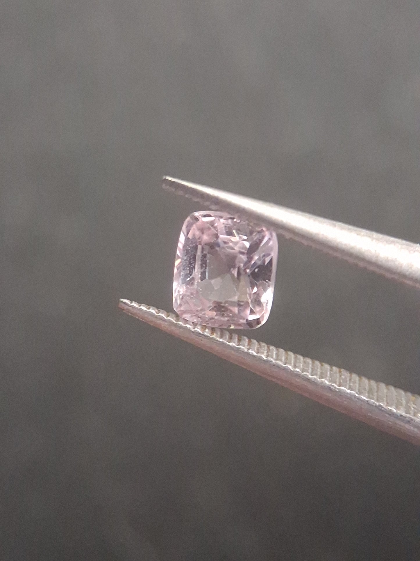 Natural purplish pink spinel - 0.52 ct - cushion - unheated - myanmar - Natural Gems Belgium