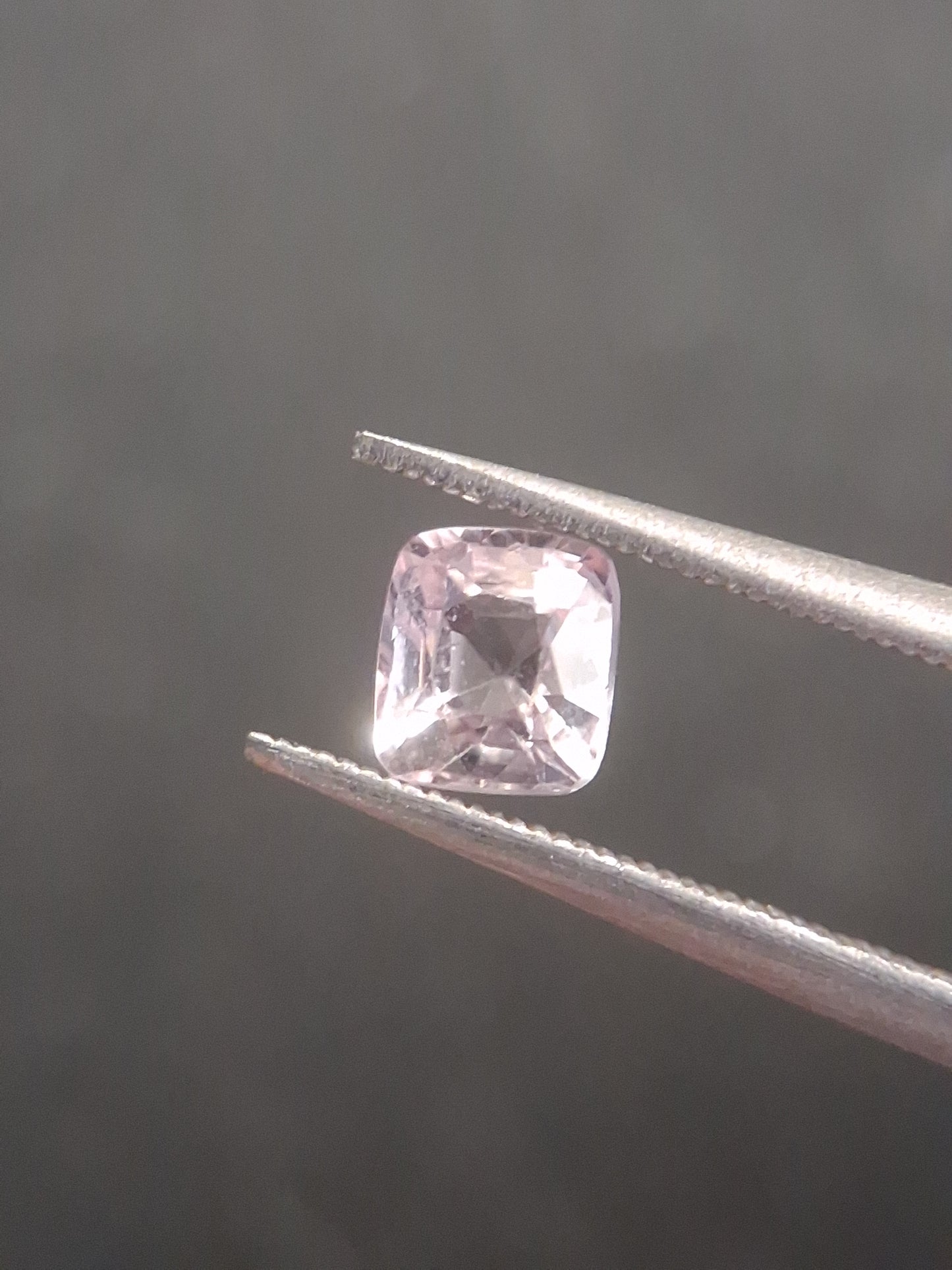 Natural purplish pink spinel - 0.52 ct - cushion - unheated - myanmar - Natural Gems Belgium