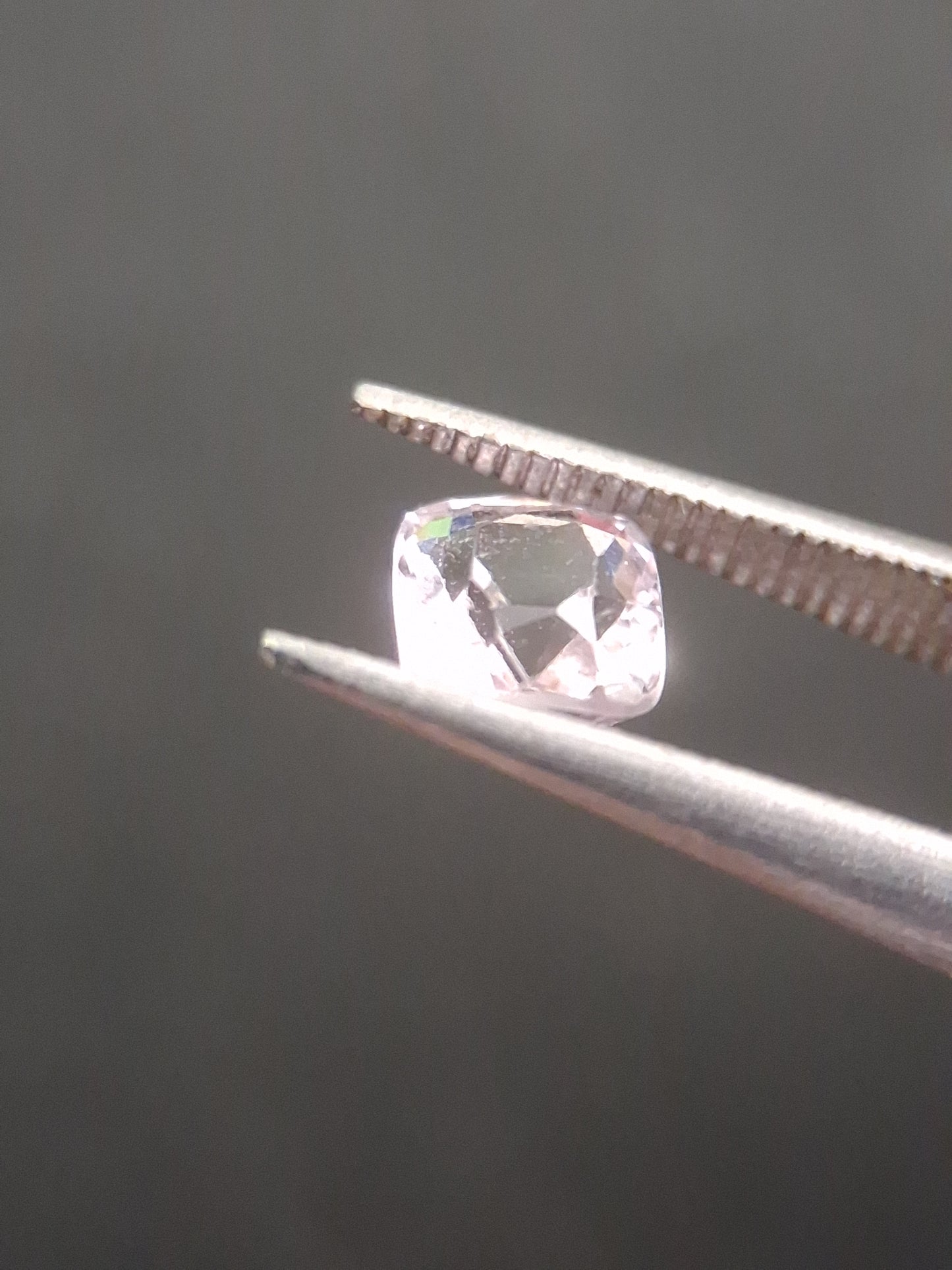 Natural purplish pink spinel - 0.52 ct - cushion - unheated - myanmar - Natural Gems Belgium