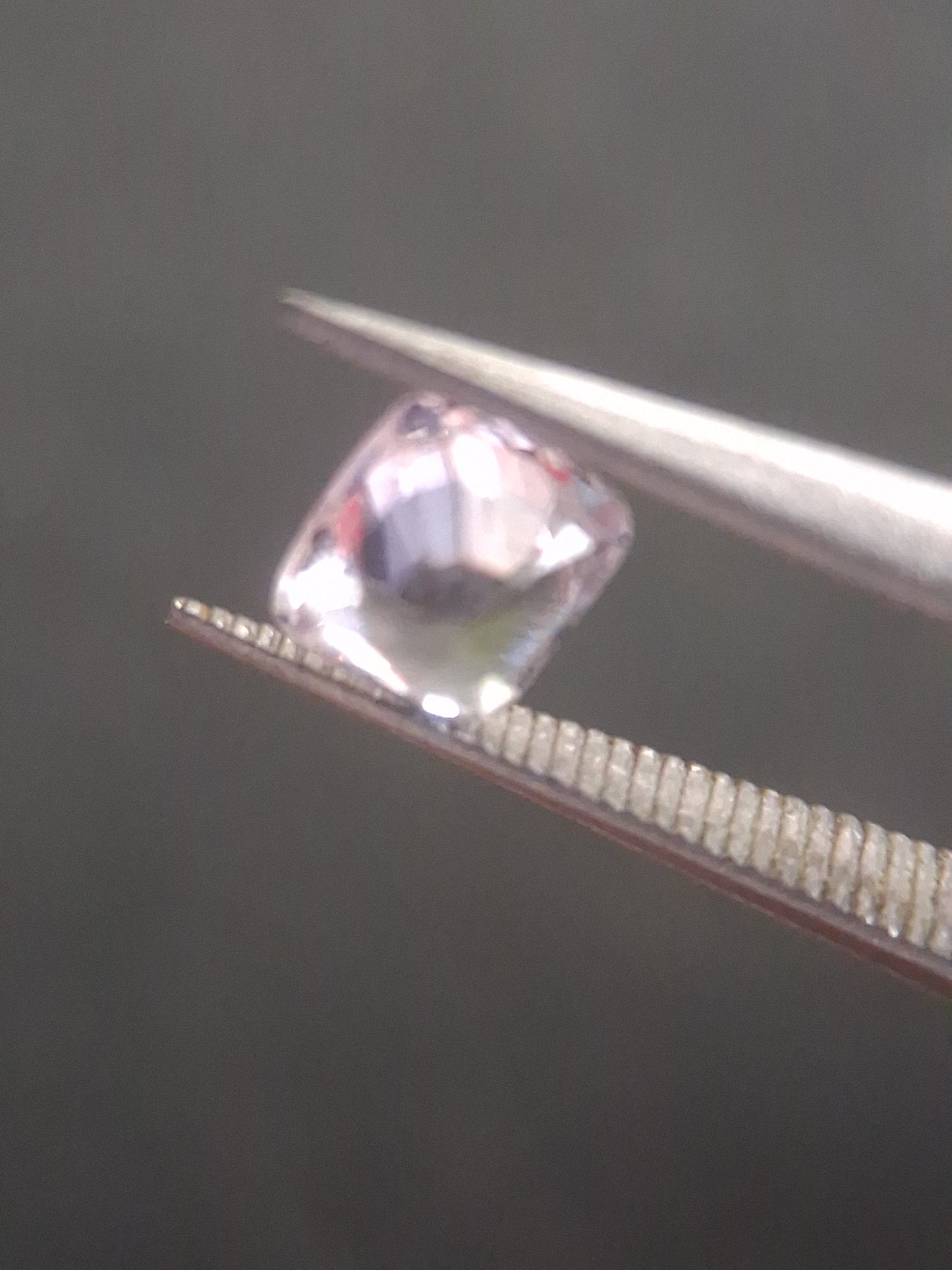 Natural purplish pink spinel - 0.52 ct - cushion - unheated - myanmar - Natural Gems Belgium