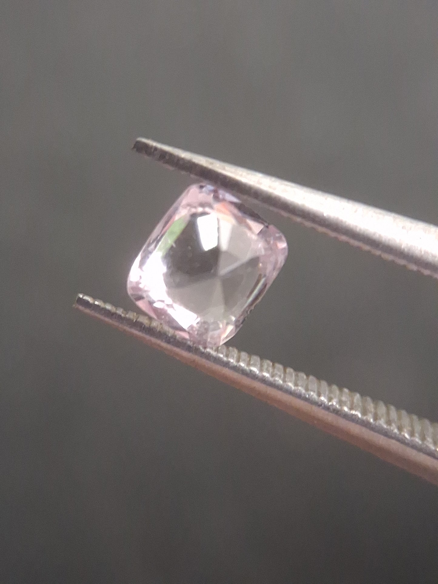 Natural purplish pink spinel - 0.52 ct - cushion - unheated - myanmar - Natural Gems Belgium