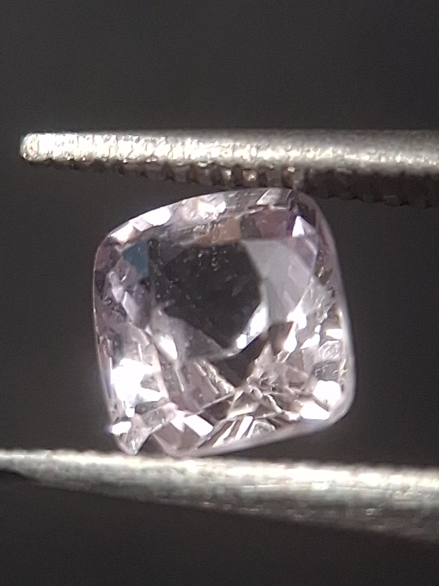 Natural purplish pink spinel - 0.52 ct - cushion - unheated - myanmar - Natural Gems Belgium