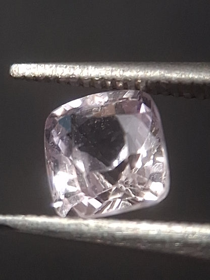Natural purplish pink spinel - 0.52 ct - cushion - unheated - myanmar - Natural Gems Belgium