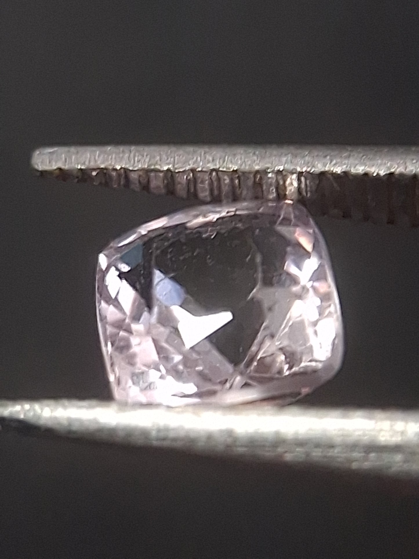 Natural purplish pink spinel - 0.52 ct - cushion - unheated - myanmar - Natural Gems Belgium