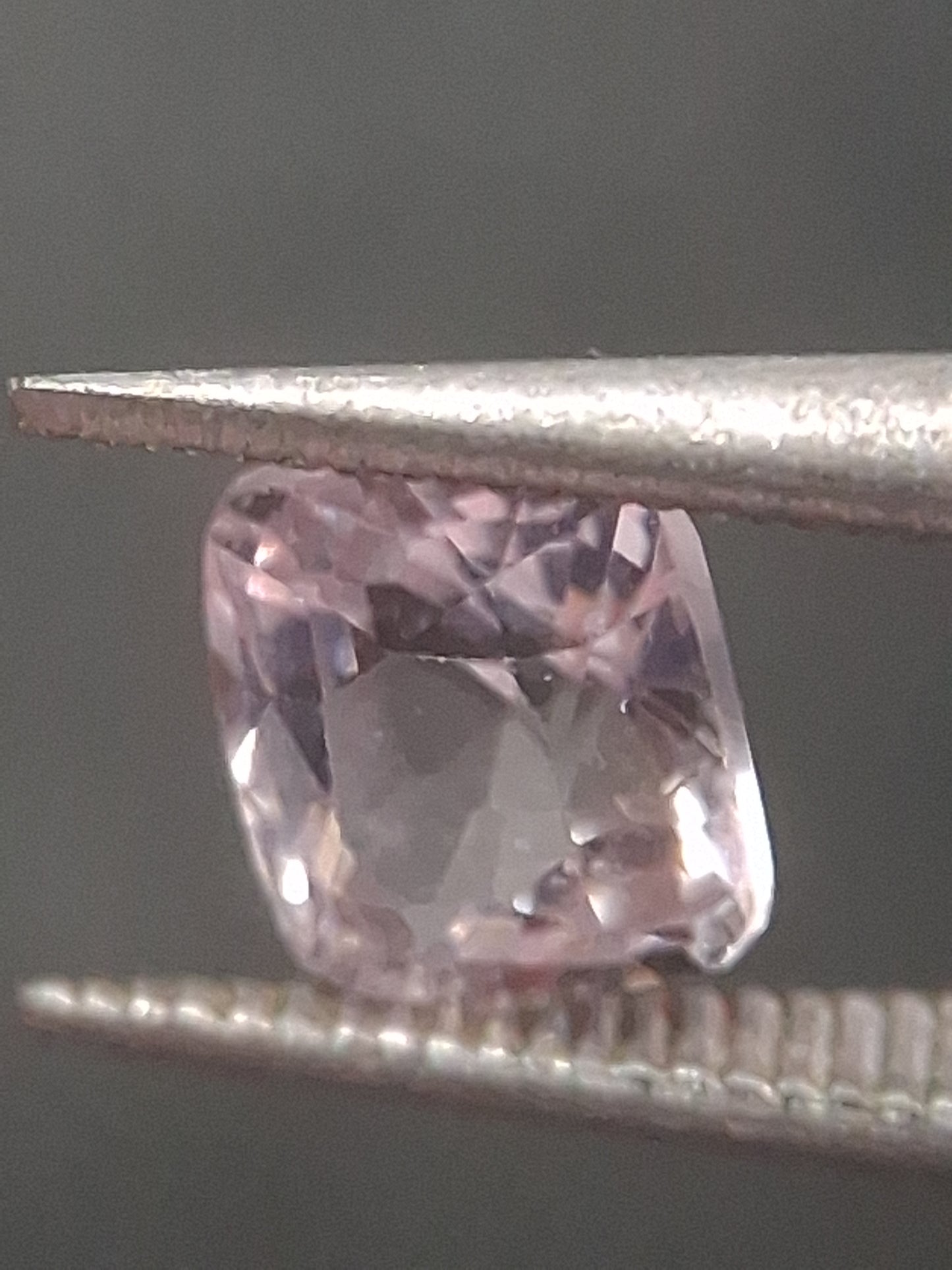 Natural purplish pink spinel - 0.52 ct - cushion - unheated - myanmar - Natural Gems Belgium