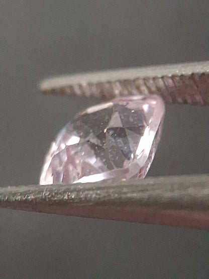 Natural purplish pink spinel - 0.52 ct - cushion - unheated - myanmar - Natural Gems Belgium