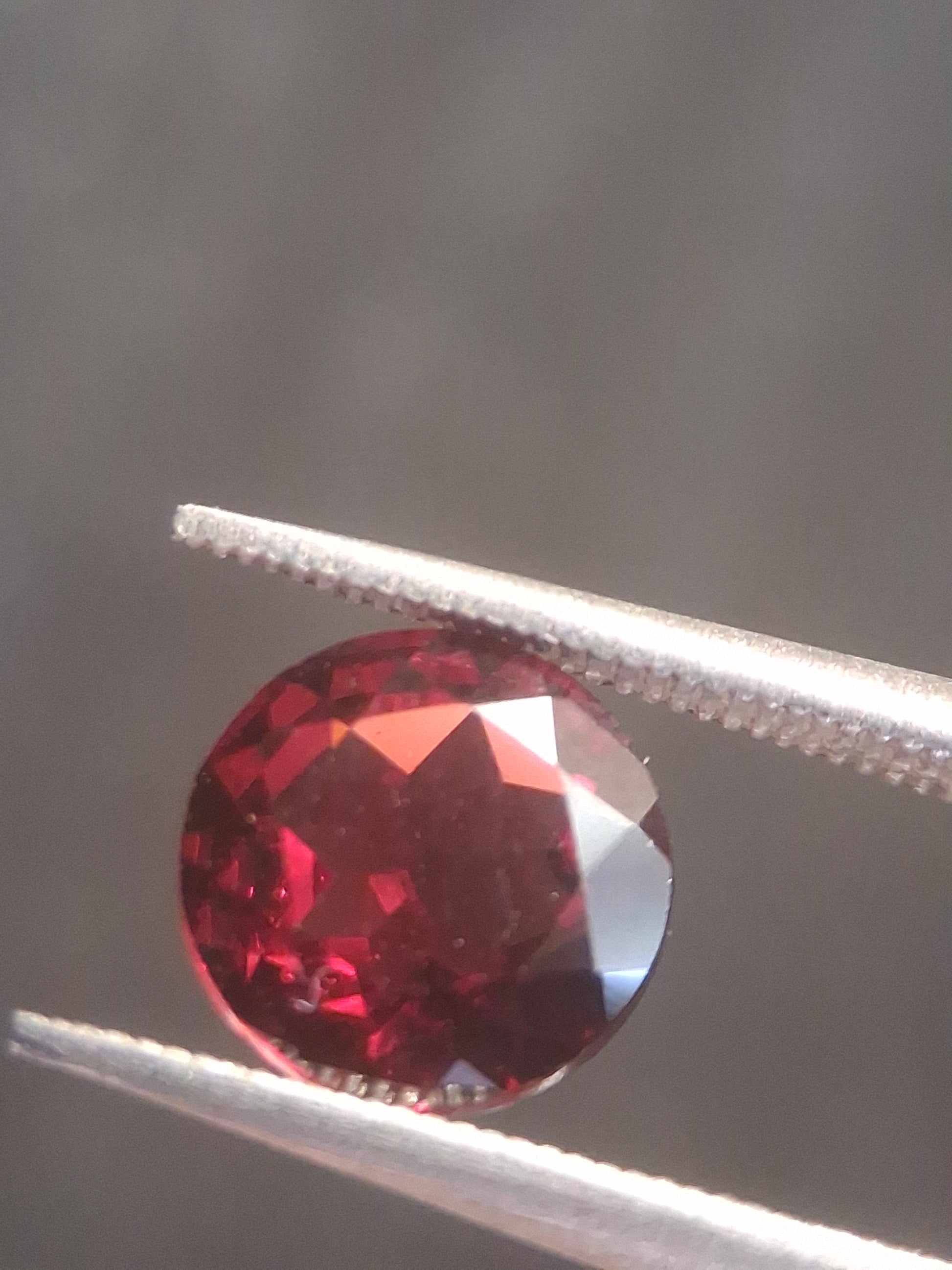 Natural Red Garnet - Rhodolite - 1.251 ct - round - unheated- pinkish red - Natural Gems Belgium
